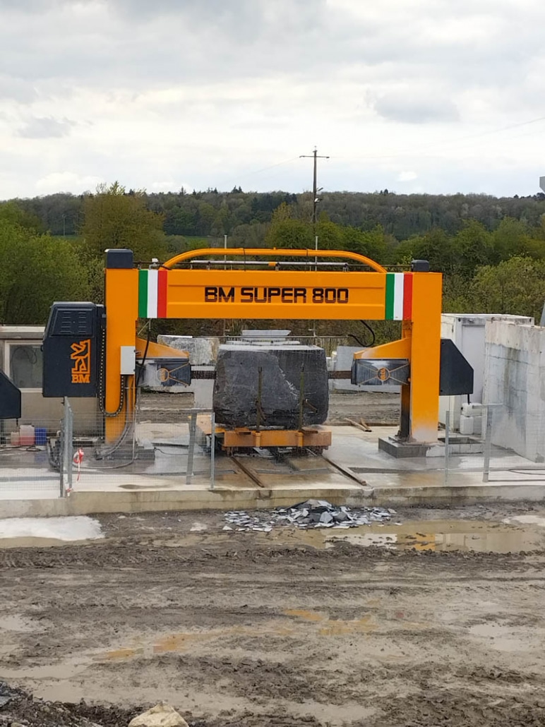 Machine de sciage BM Super 800 sur un site de production de pierre